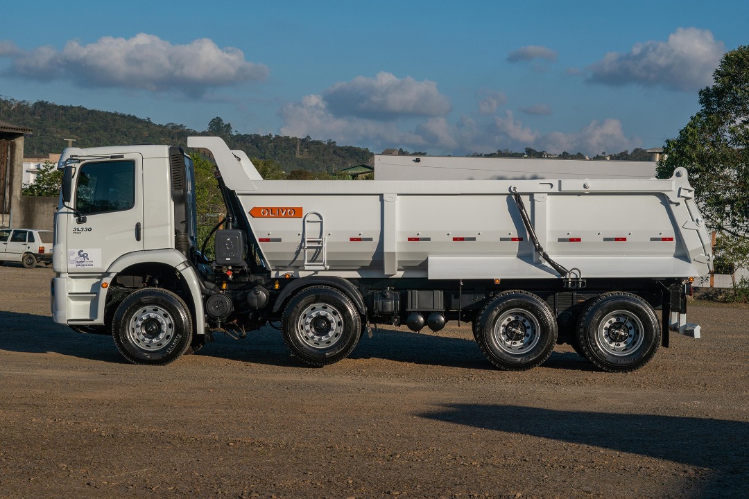 Caçamba basculante meia cana