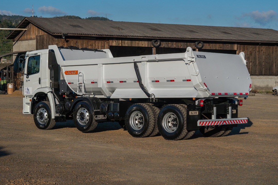 Caçamba basculante meia cana