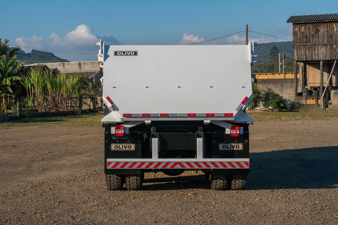 Caçamba basculante meia cana