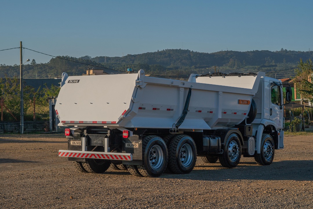 Caçamba basculante meia cana