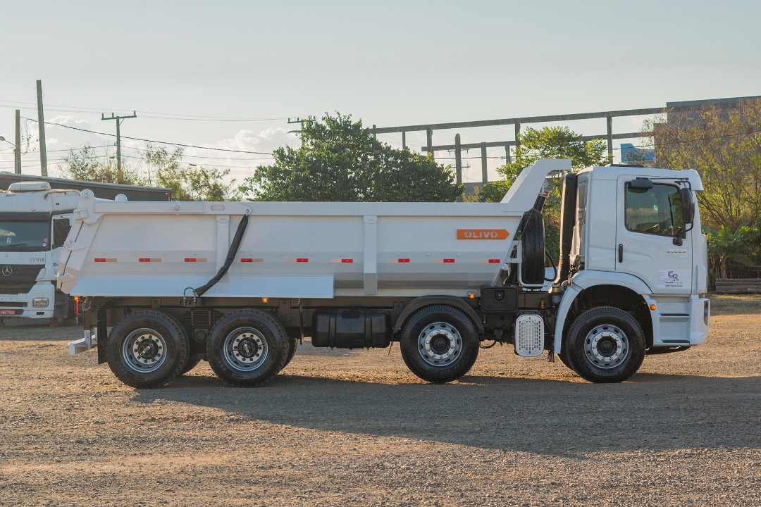 Caçamba basculante meia cana