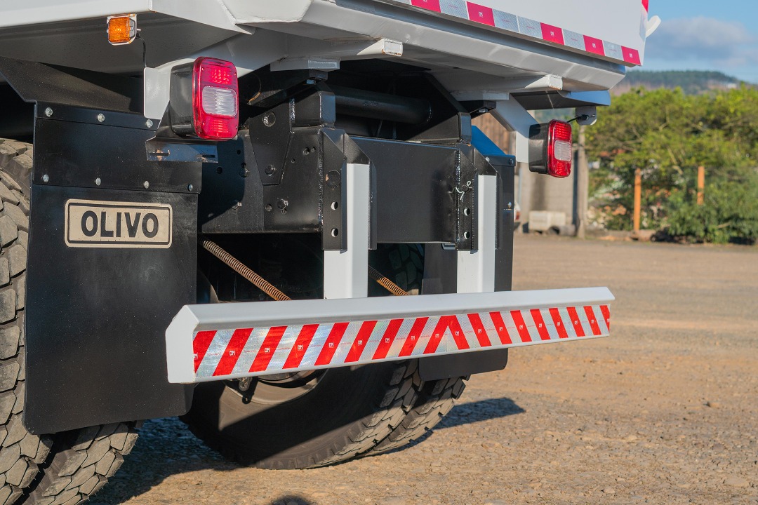 Caçamba basculante meia cana